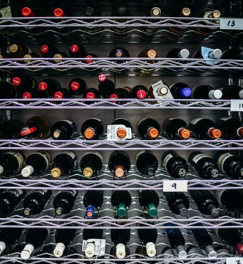 成排堆放的酒瓶。