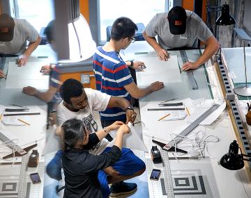 学生们致力于技术图纸