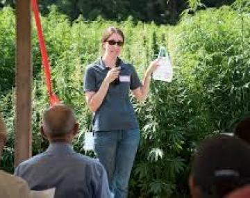 一个女人在球场前对观众讲话