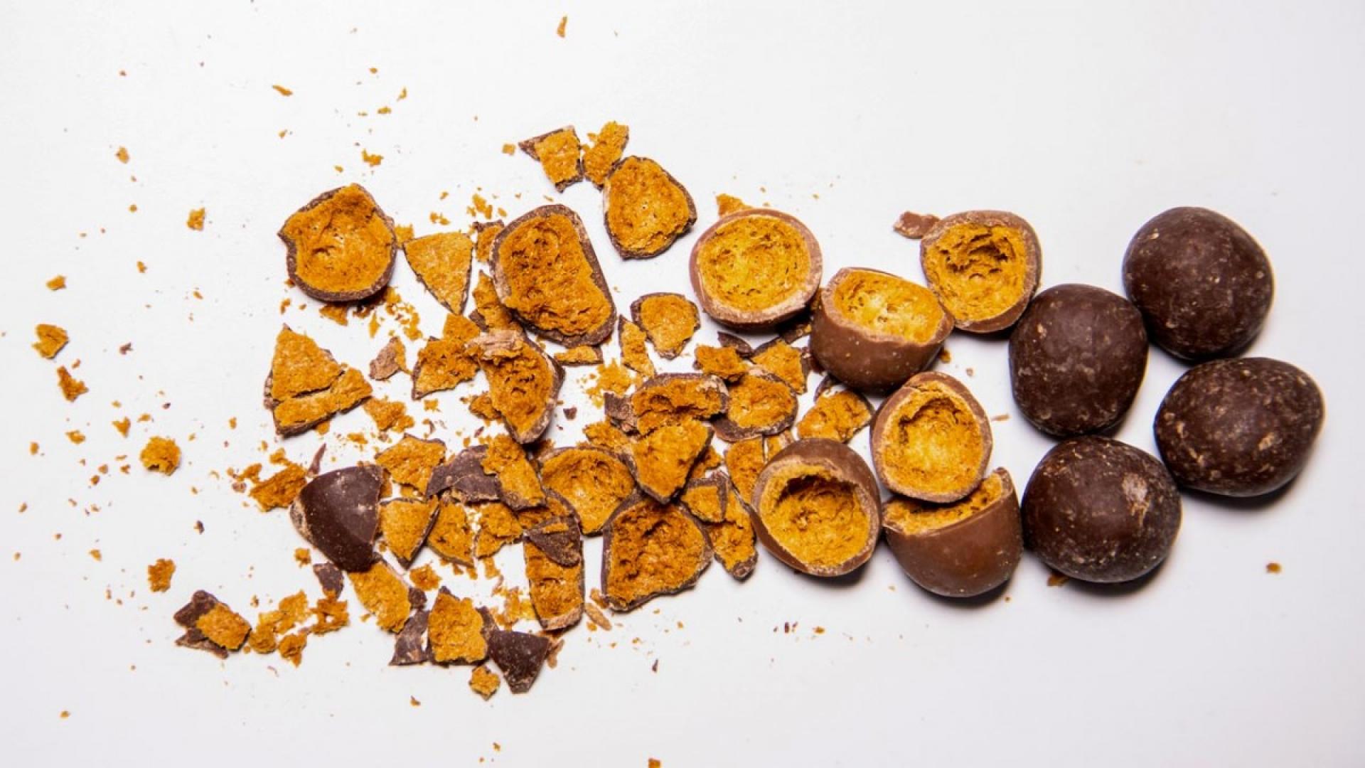 巧克力盖的鸡豆在一张白色桌上击败了
