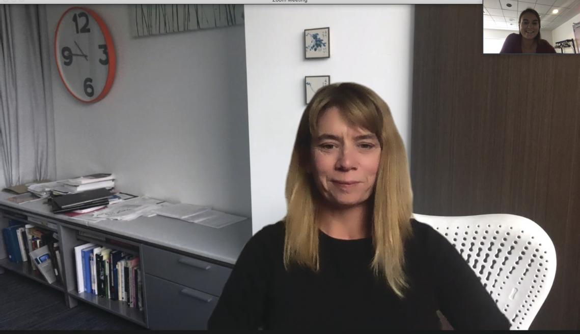 一个坐在办公桌前接听极速电话的女人