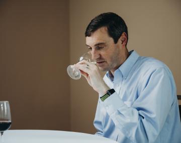 研究人员抽样酒