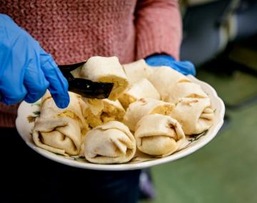 一盘鸡蛋装满的早餐卷饼